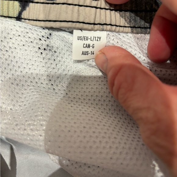 Boys boardshorts - Picture 2 of 2